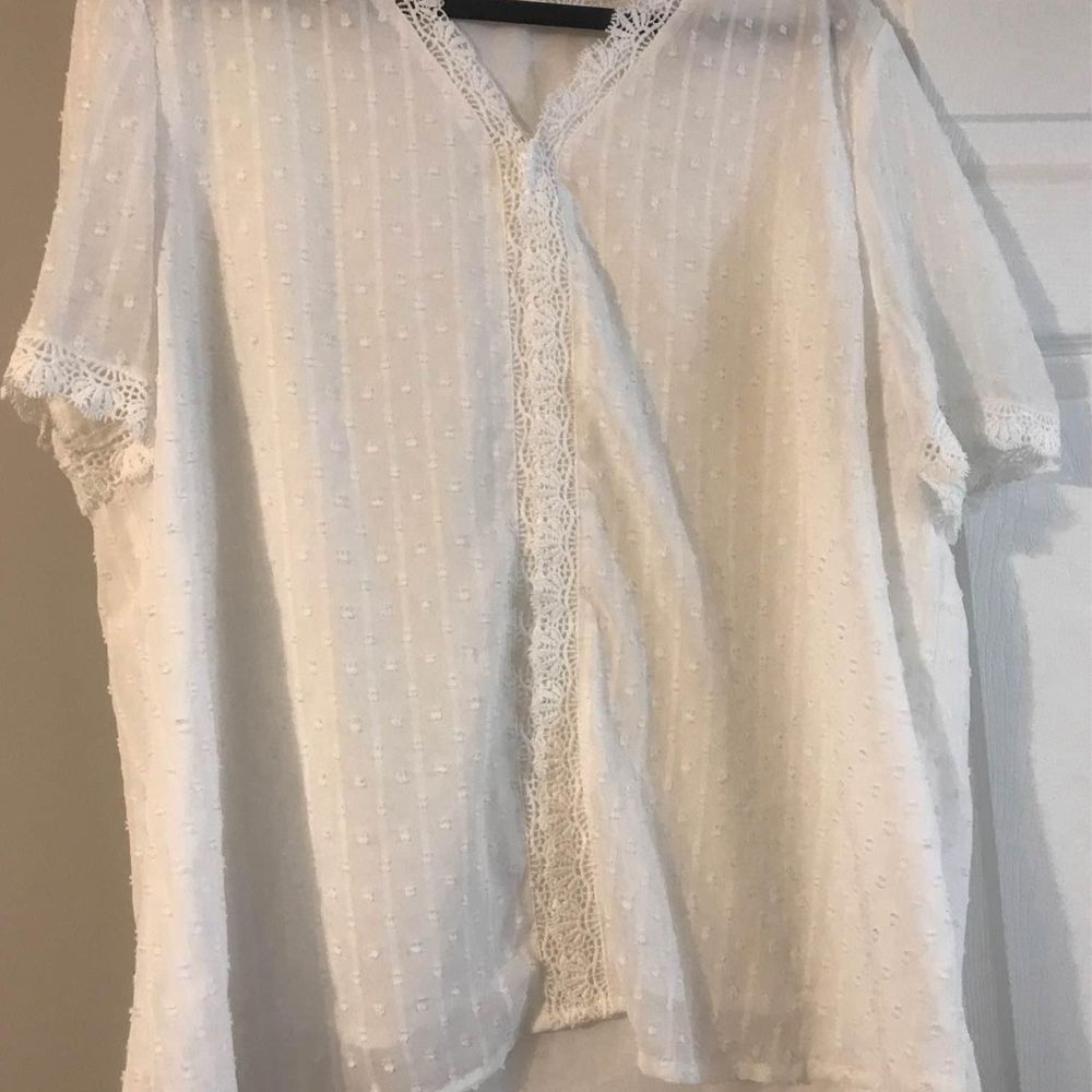 Women’s plus size 2xl white top with lace beautiful